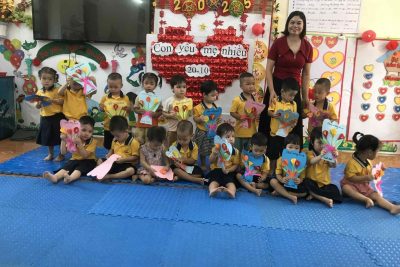 HOẠT ĐỘNG LÀM BƯU THIẾP TẶNG BÀ, TẶNG MẸ, TẶNG CÔ CỦA CÁC BÉ TRƯỜNG MẦM NON GIA LẠC